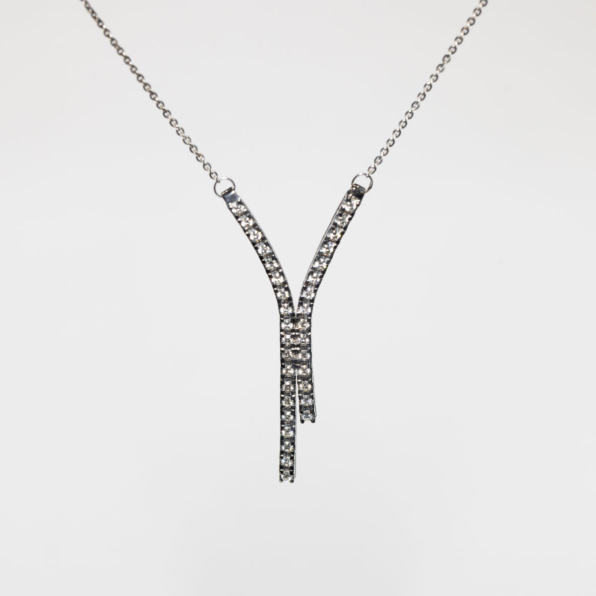 18K White Gold Necklace With Asymmetric Diamond Pendants