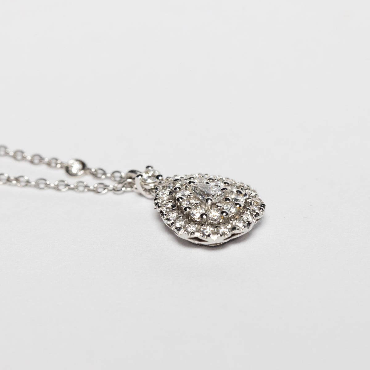 18kt White Gold Necklace with Drop-Shaped Pendant in Diamond Pavé and Central Diamond
