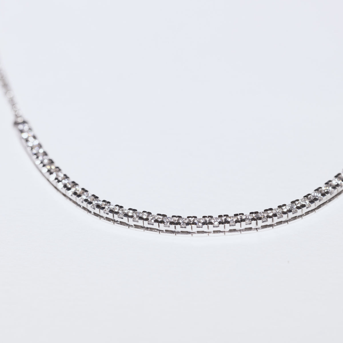 18Kt White Gold Necklace With Central Diamonds