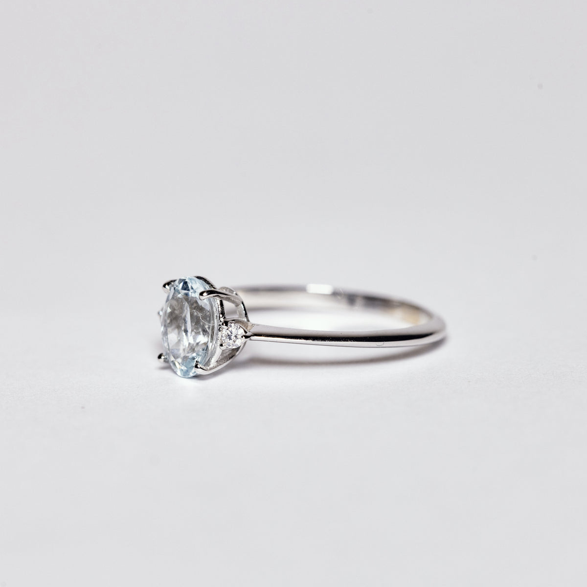 18kt White Gold Ring with Oval Cut Aquamarine and Diamonds