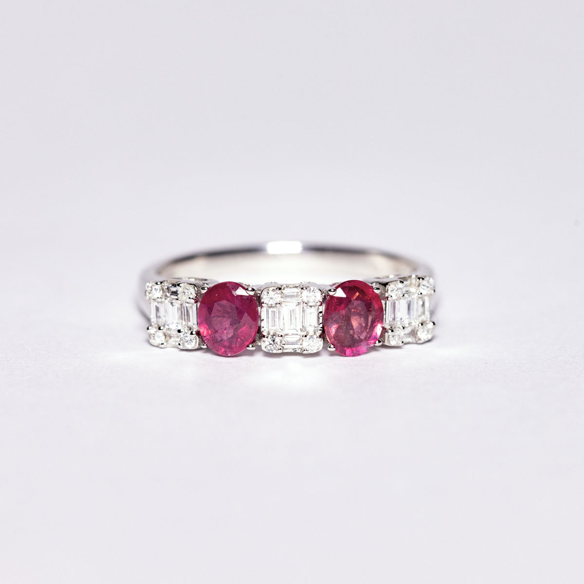 Anello in Oro Bianco 18 kt con Rubini Taglio Ovale e Diamanti Taglio Baguette