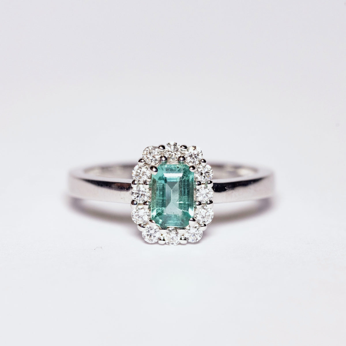 Anello in Oro Bianco 18KT con Smeraldo centrale Taglio Emerald e contorno in Diamanti