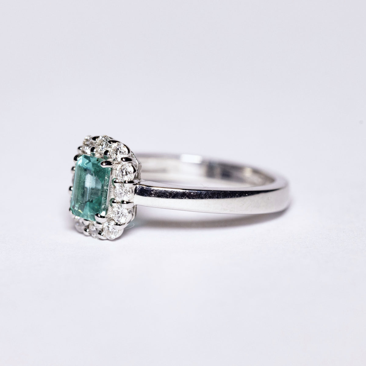 Anello in Oro Bianco 18KT con Smeraldo centrale Taglio Emerald e contorno in Diamanti