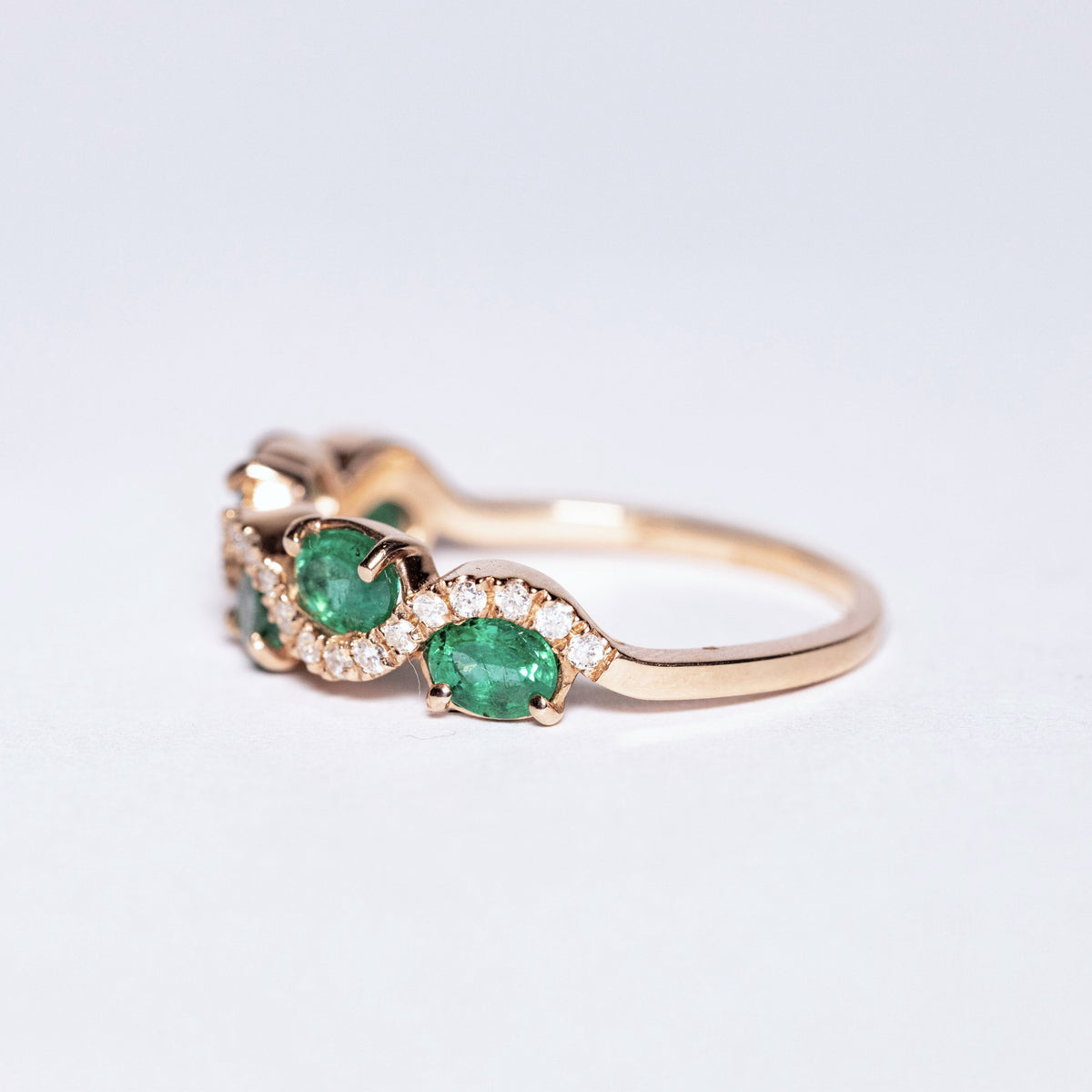 Anello Veretta in Oro Rosa 18 kt Modello Fantasia con Smeraldi Taglio Ovale e Diamanti