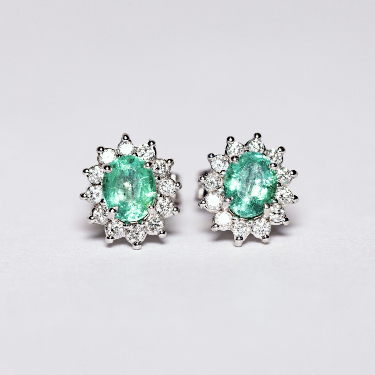 18kt White Gold Earrings with Oval Cut Emerald and Diamond Ring