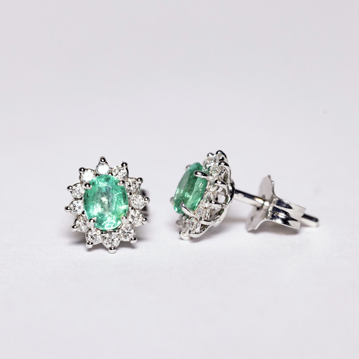 18kt White Gold Earrings with Oval Cut Emerald and Diamond Ring