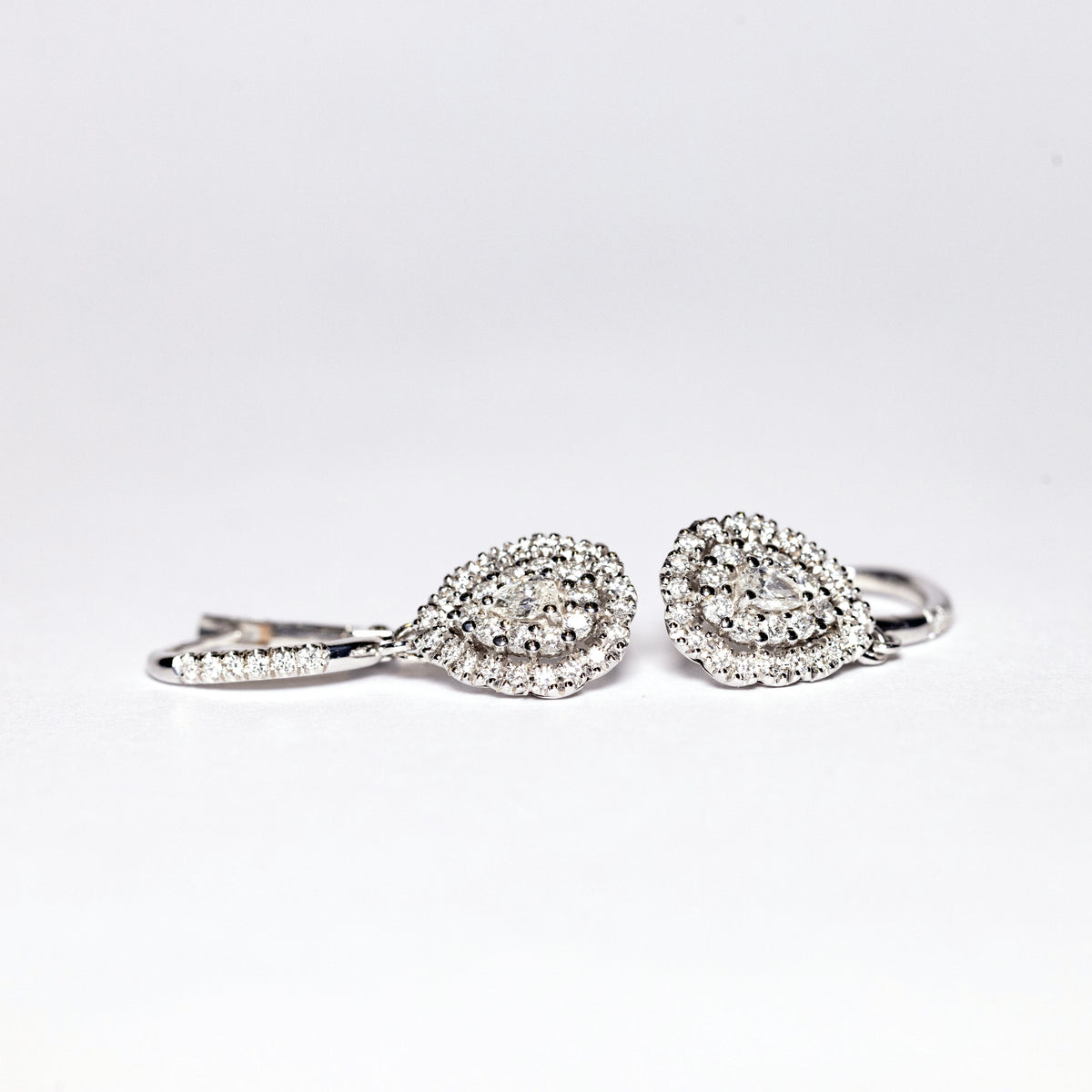 Orecchini In Oro Bianco 18 kt con Pavè di Diamanti Forma Goccia e Diamante Centrale Taglio Goccia