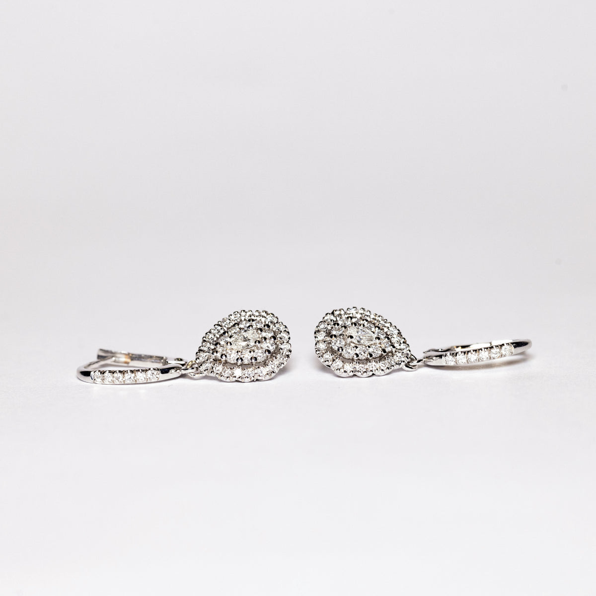 Orecchini In Oro Bianco 18 kt con Pavè di Diamanti Forma Goccia e Diamante Centrale Taglio Goccia