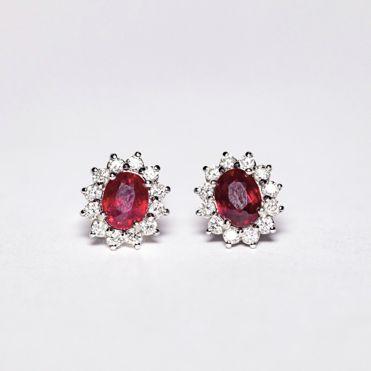 Orecchini in Oro Bianco 18 kt con Rubini Taglio Ovale e Giro di Diamanti