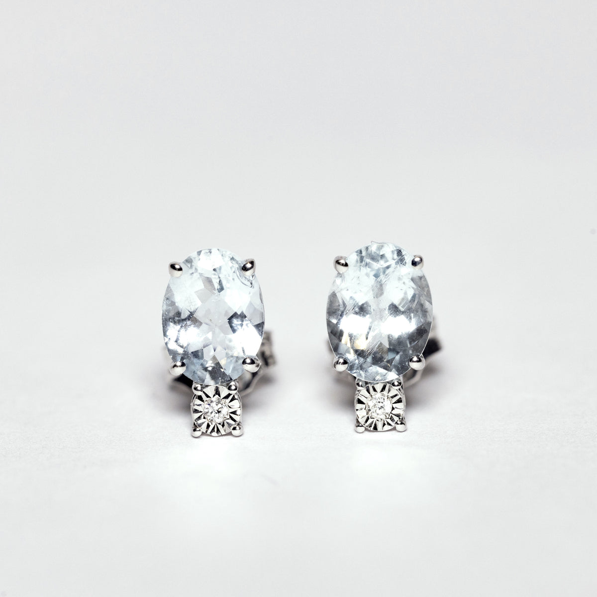 18kt White Gold Earrings with Oval Cut Aquamarine