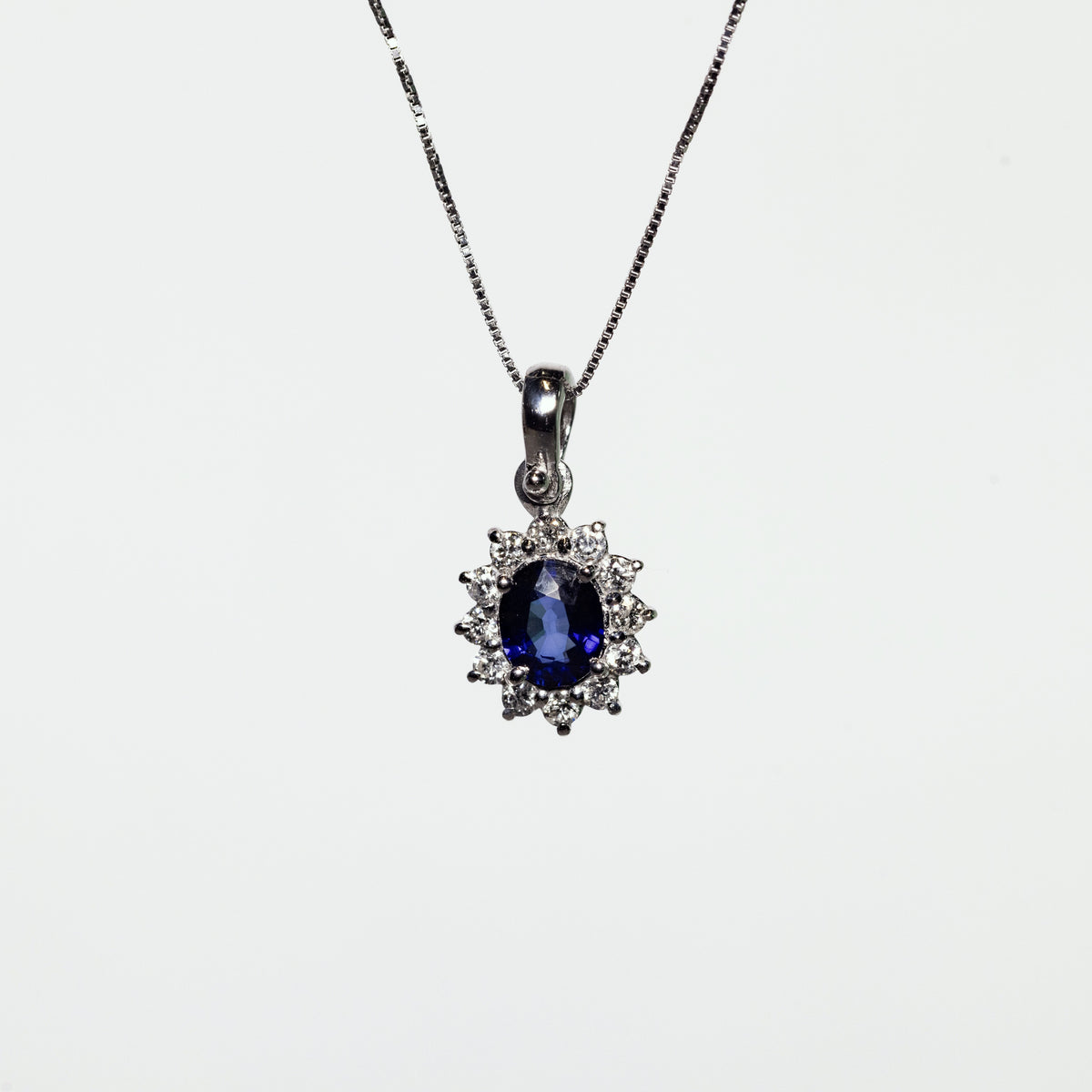 Collana In Oro Bianco 18 kt con Zaffiro Taglio Ovale con Giro di Diamanti