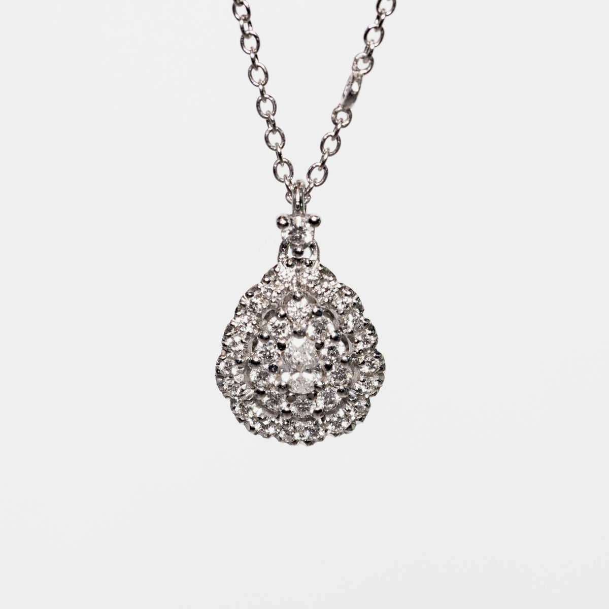 Collana in Oro Bianco 18 kt con Ciondolo Forma Goccia in Pavè di Diamanti e diamante centrale