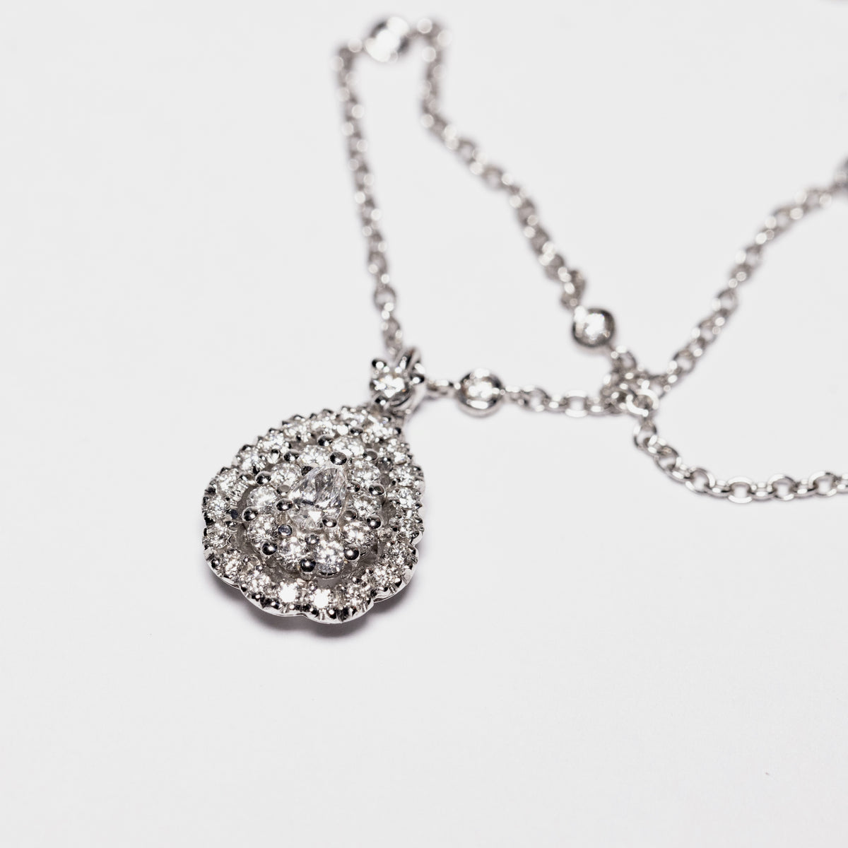 18kt White Gold Necklace with Drop-Shaped Pendant in Diamond Pavé and Central Diamond
