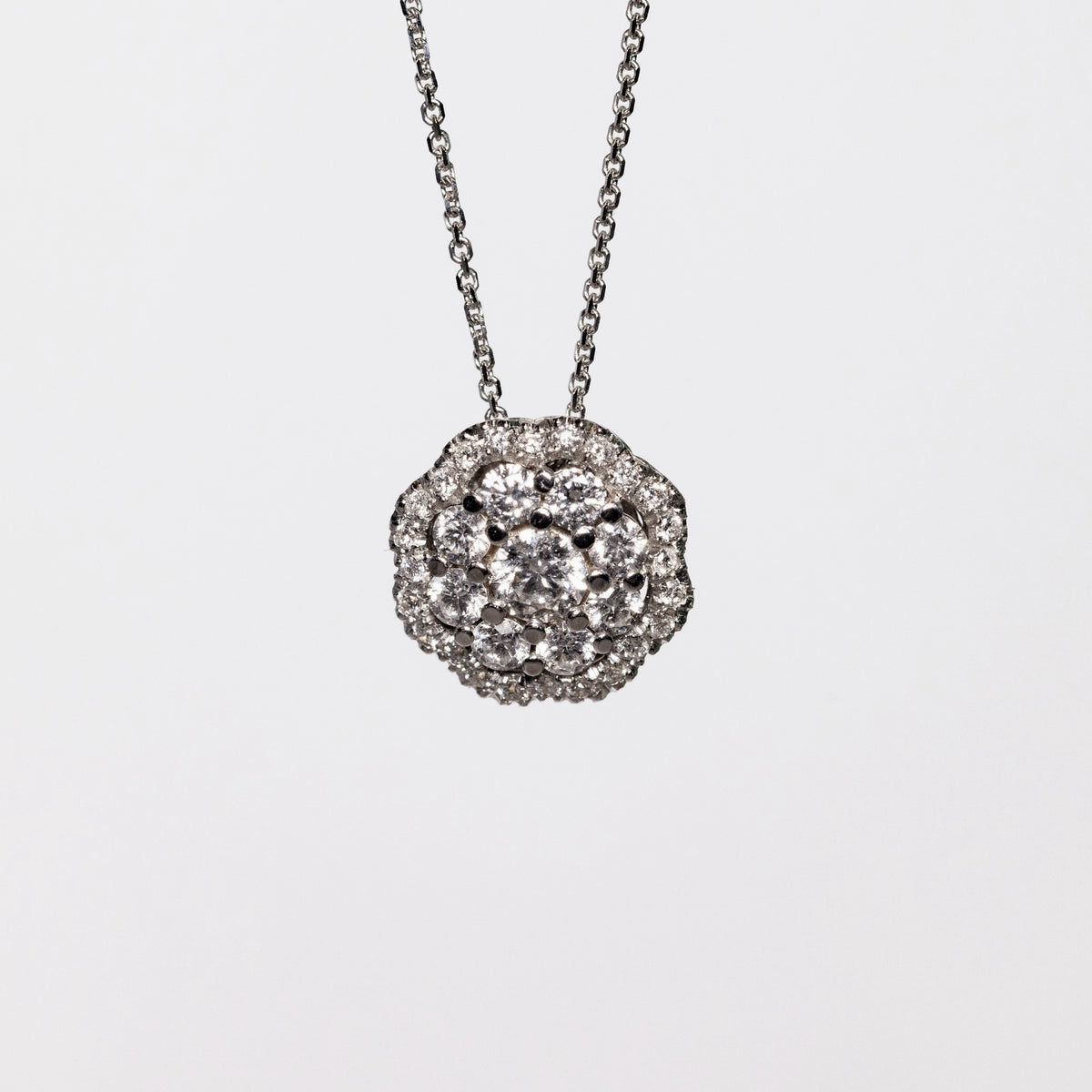 18kt White Gold Pavè Necklace Flower Shape