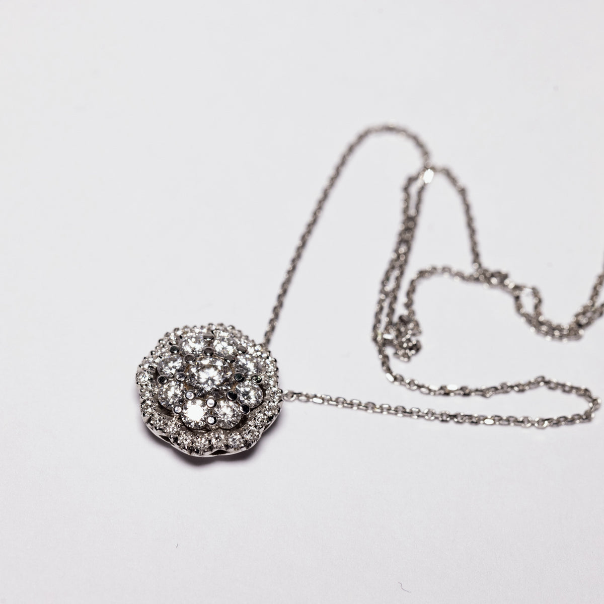 18kt White Gold Pavè Necklace Flower Shape