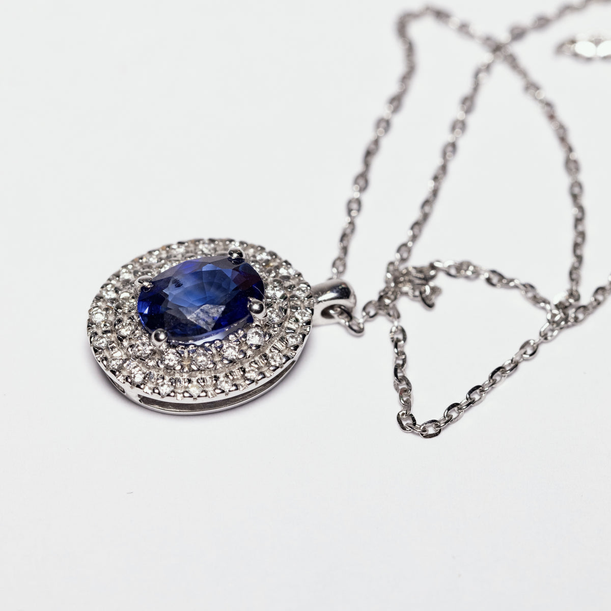 Collana in Oro Bianco 18 kt con Zaffiro taglio Ovale con Doppio Contorno in Diamanti