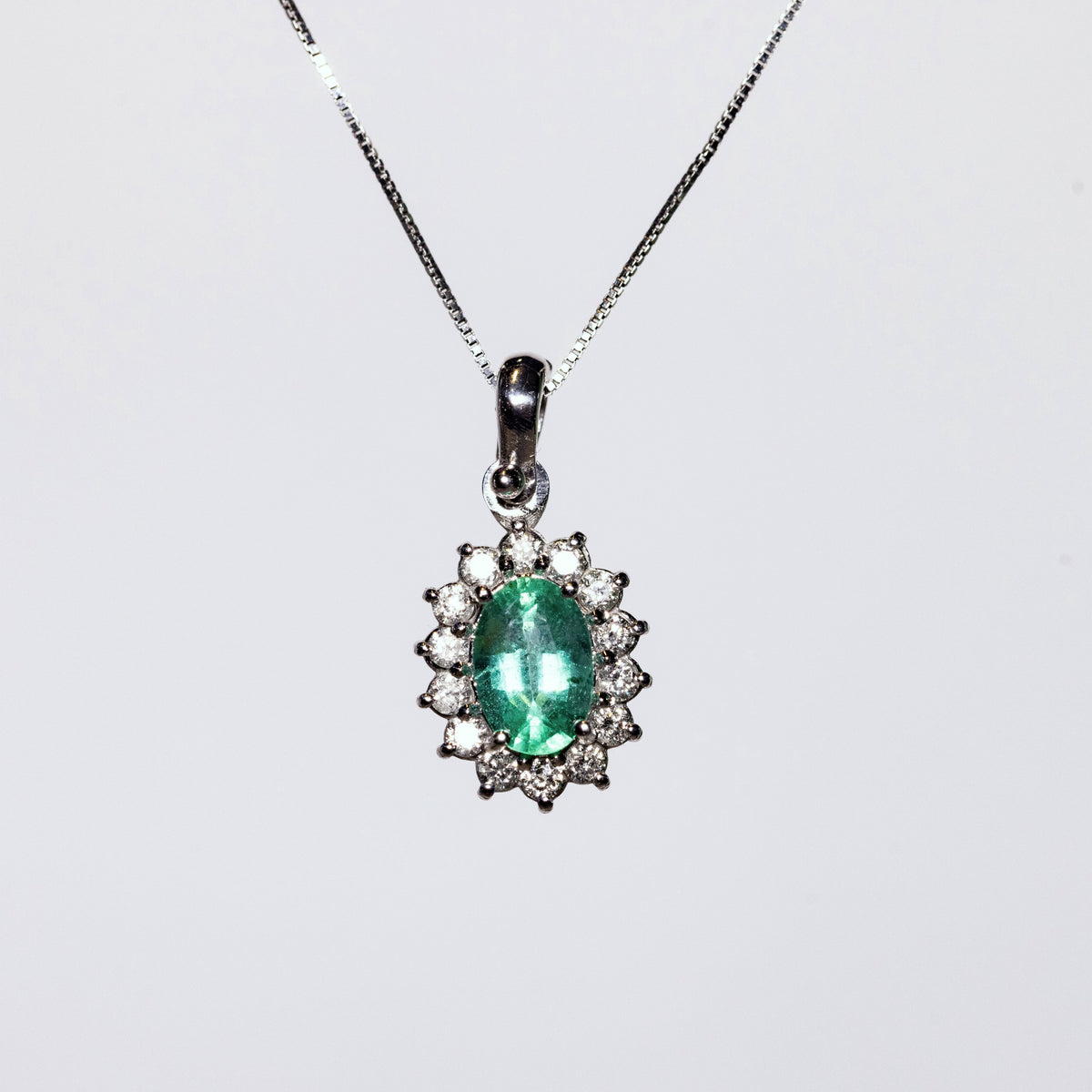 18kt White Gold Necklace with Oval Cut Emerald with Diamonds