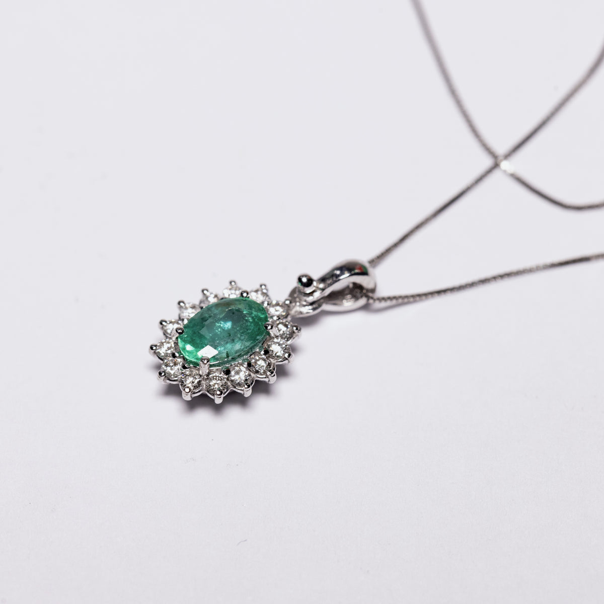 18kt White Gold Necklace with Oval Cut Emerald with Diamonds