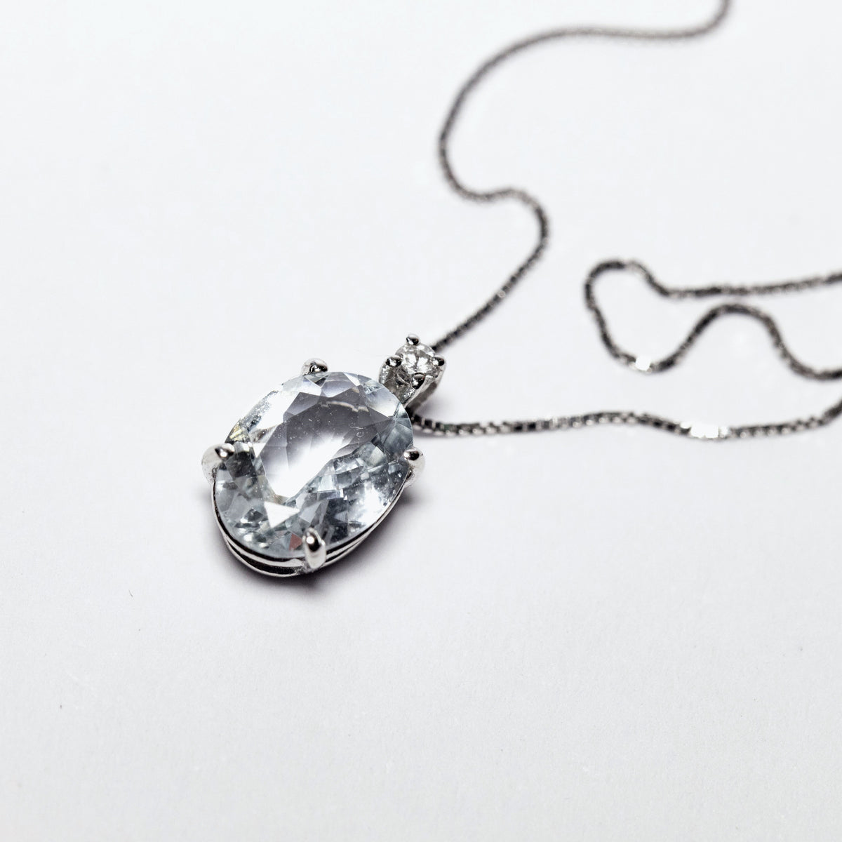 Collana in Oro Bianco 18 kt con AcquaMarina Taglio Ovale