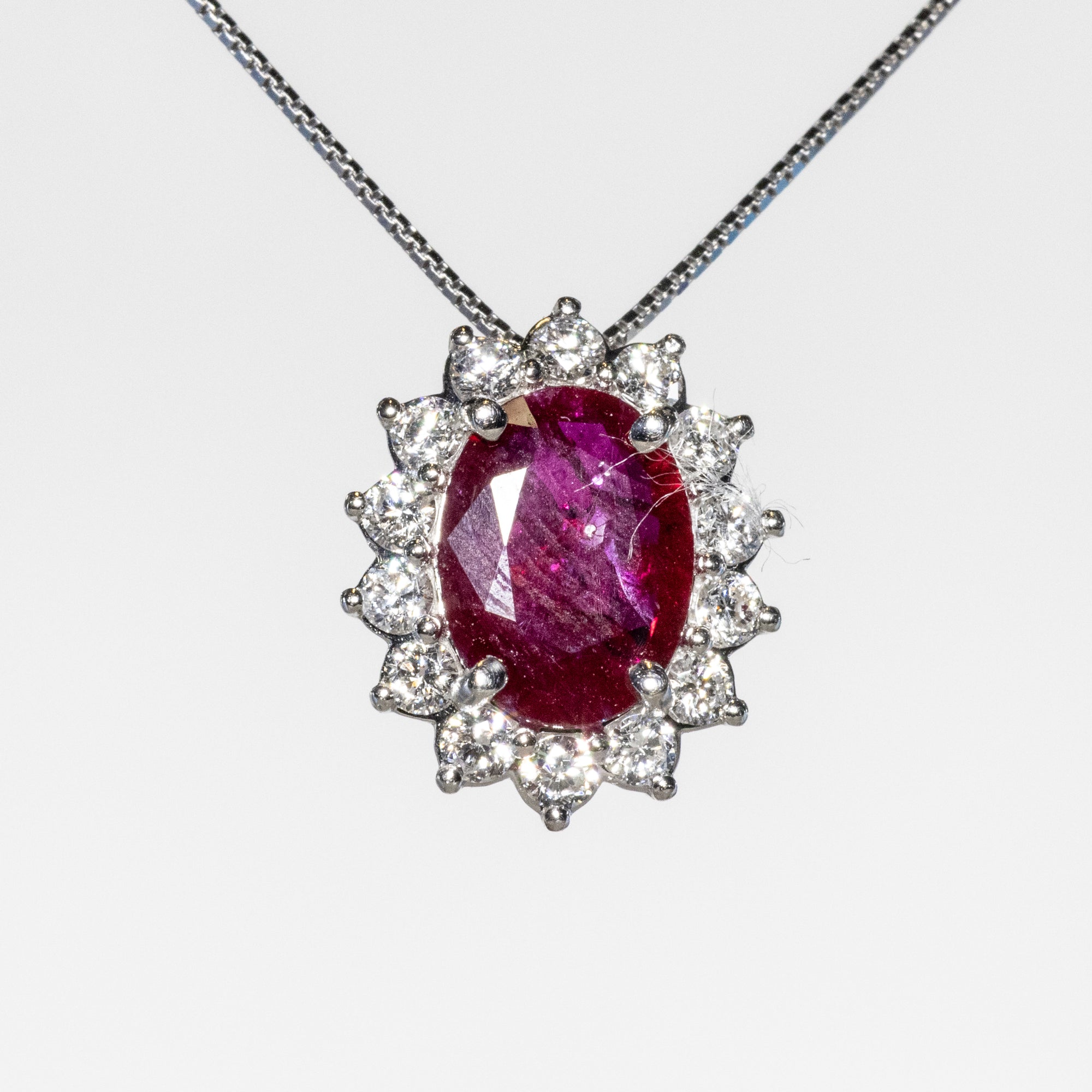 Collana in Oro Bianco 18 kt con Rubino centrale e contorno con diamanti