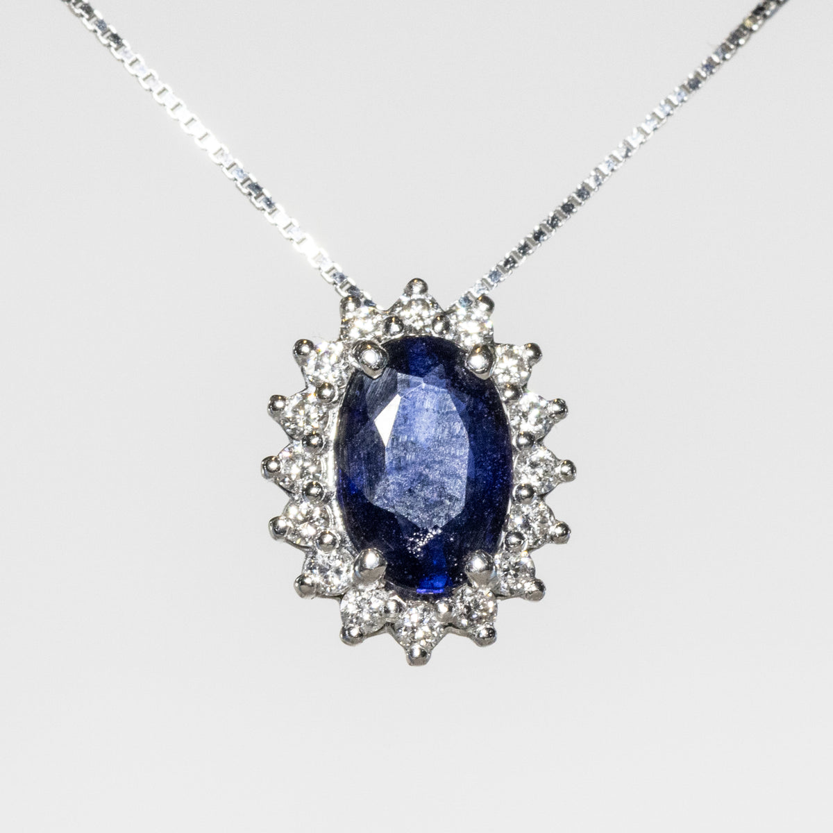 Collana con Ciondolo in Oro Bianco 18KT con Zaffiro Ovale e contorno in Diamanti