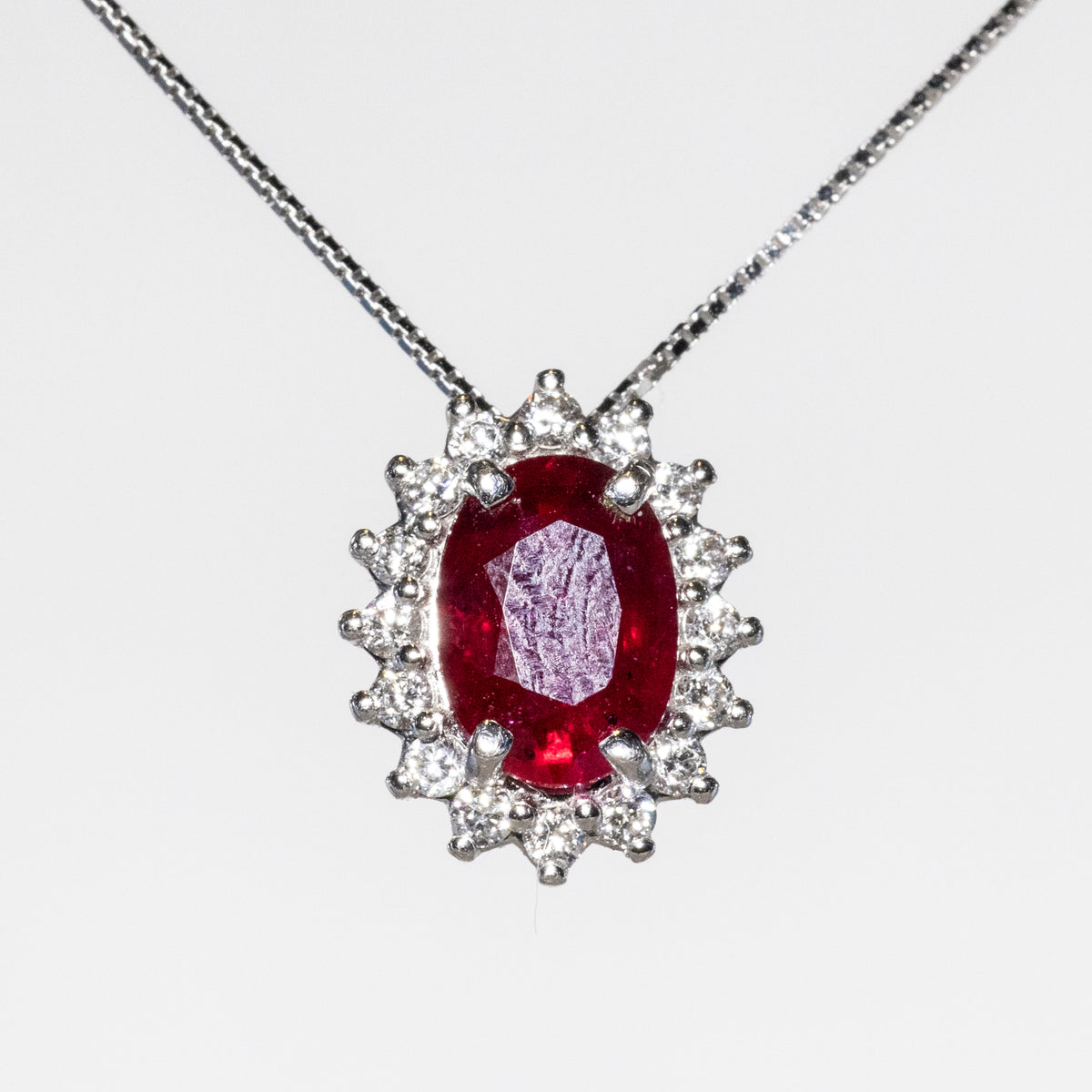 18kt White Gold Necklace with Central Ruby and Surround with Diamonds