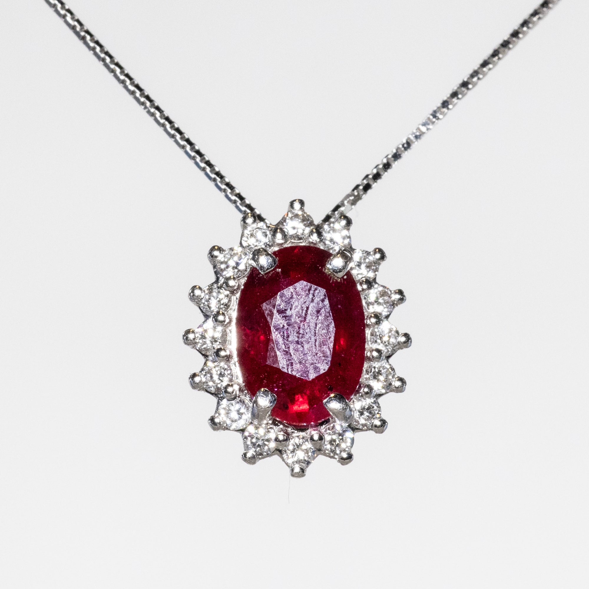 Collana in Oro Bianco 18 kt con Rubino centrale e contorno con diamanti