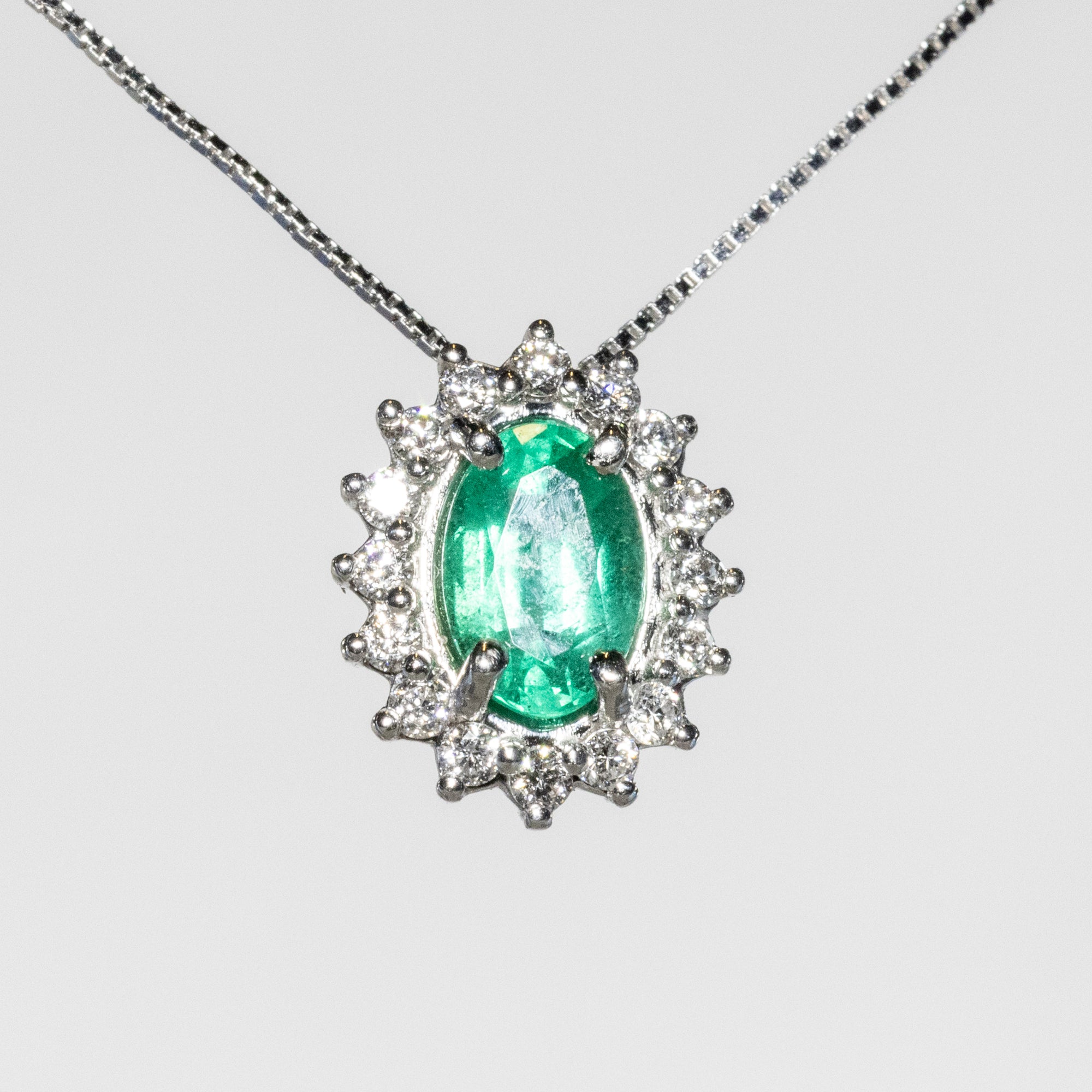 Collana In Oro Bianco 18 Kt Con Smeraldo e contorno di Diamanti