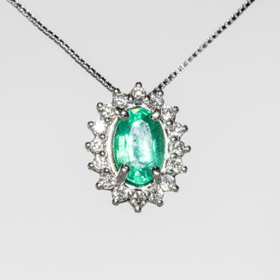 Collana In Oro Bianco 18 Kt Con Smeraldo e contorno di Diamanti
