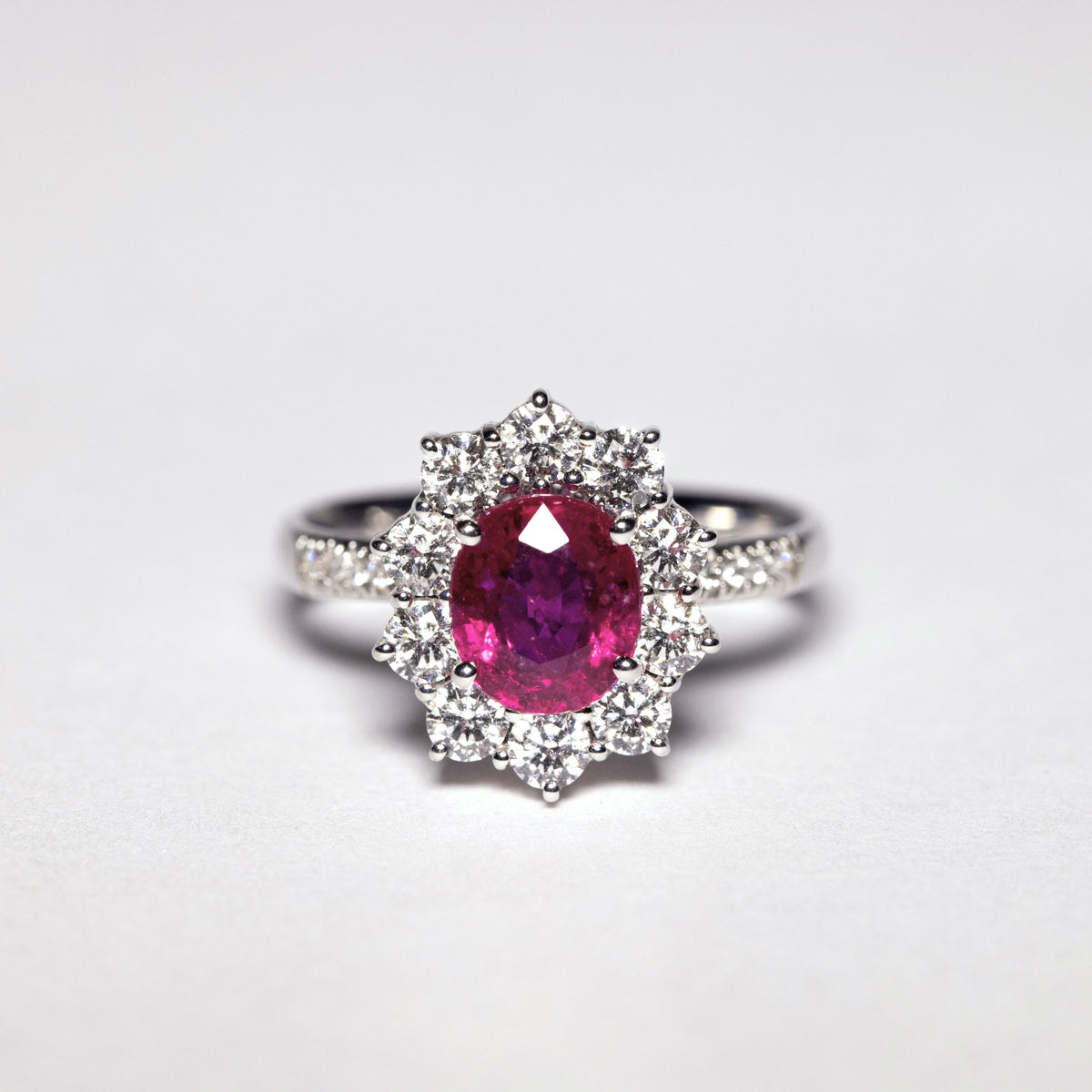 Anello con Rubino 1,95kt e Diamanti