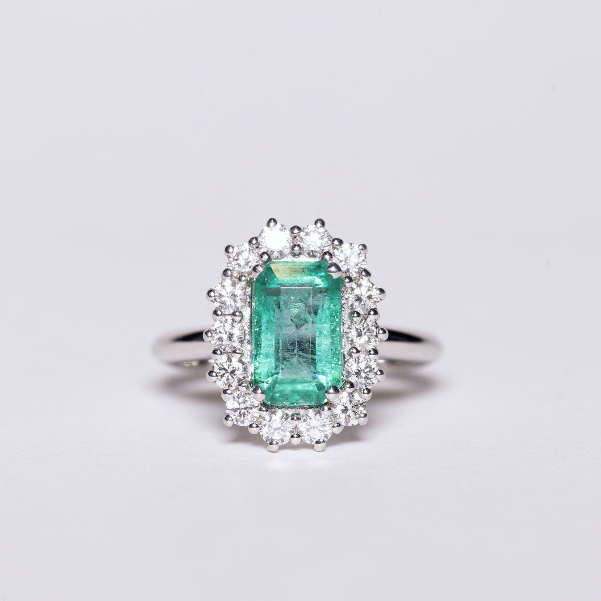 Anello in Oro Bianco 18KT con Smeraldo da 2,36 carati e contorno Diamanti