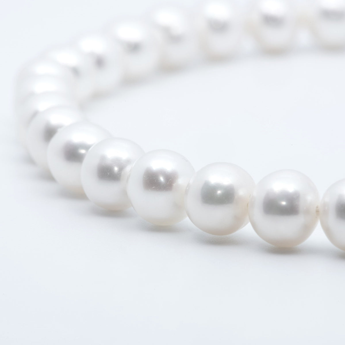 18kt White Gold Pearl Thread Bracelet