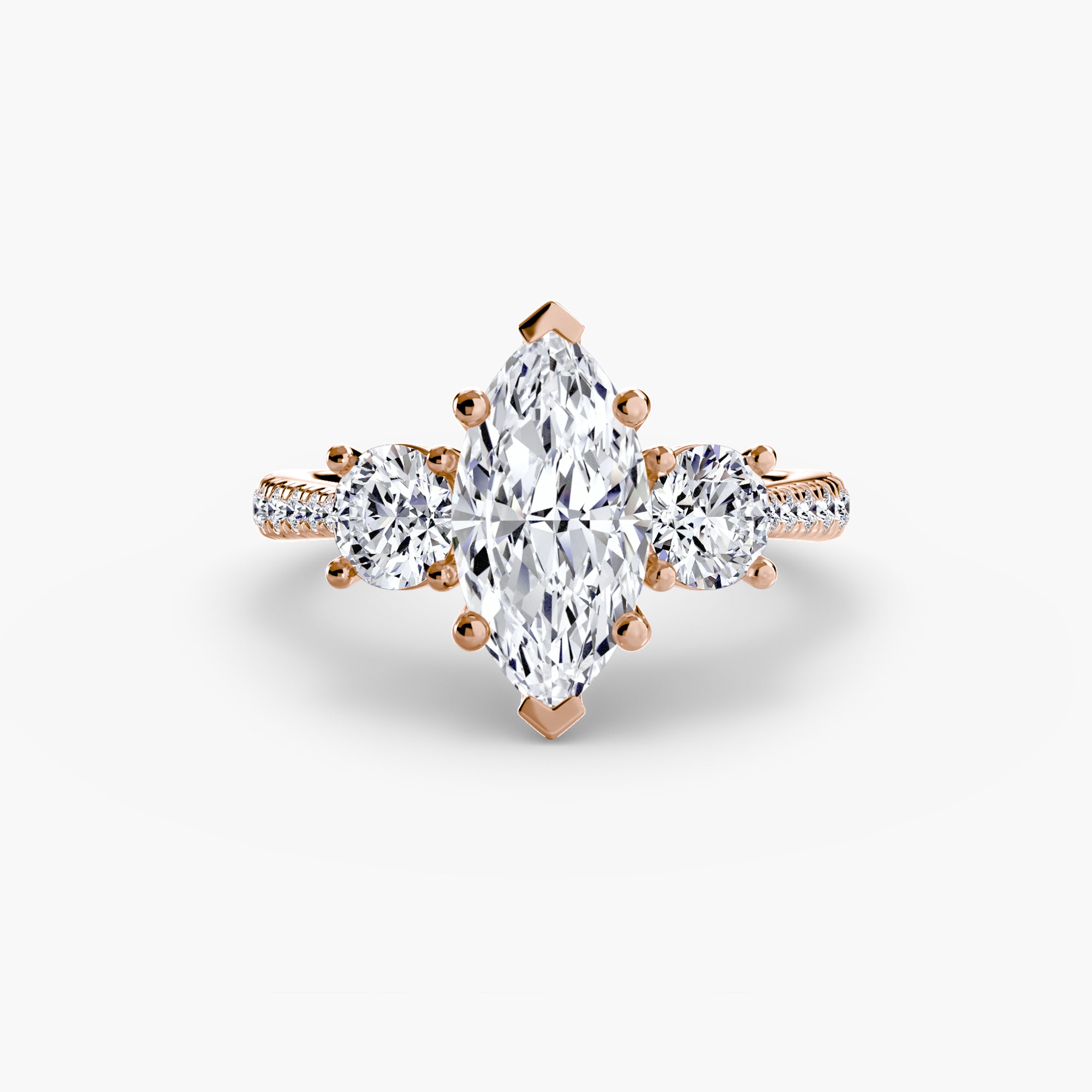 Anello con Tre Pietre e Fascia Pavé