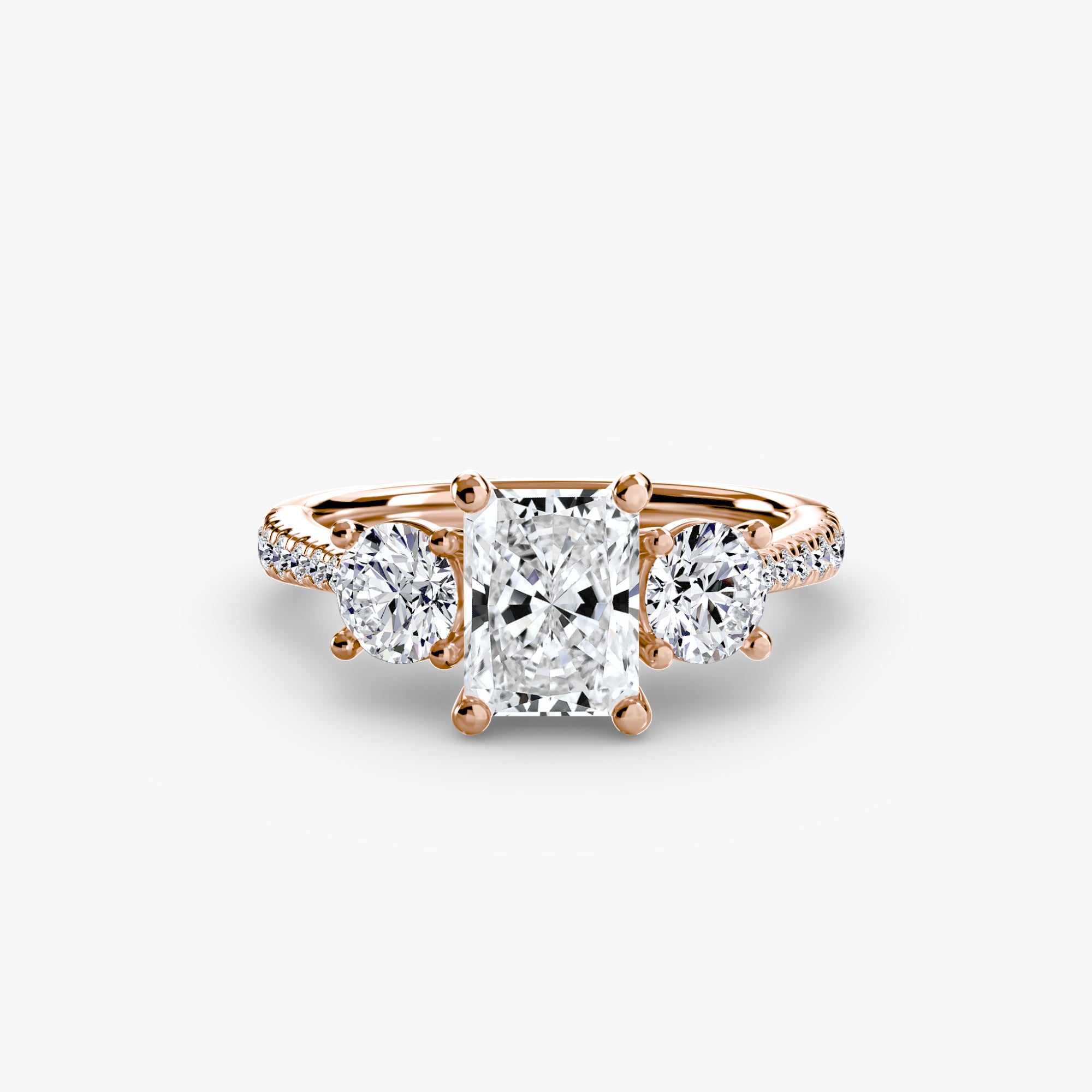 Anello con Tre Pietre e Fascia Pavé