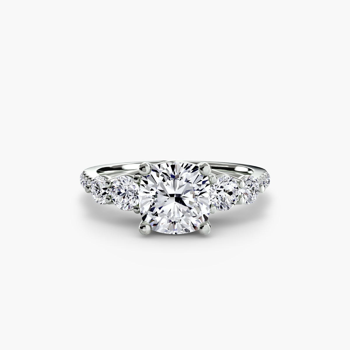 Anello con Cinque Pietre e Fascia Pavé