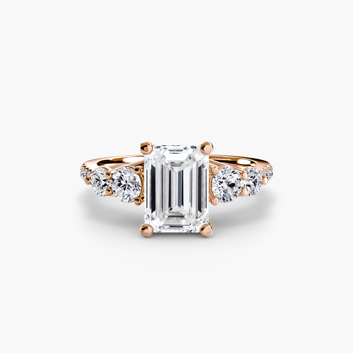 Anello con Cinque Pietre e Fascia Pavé