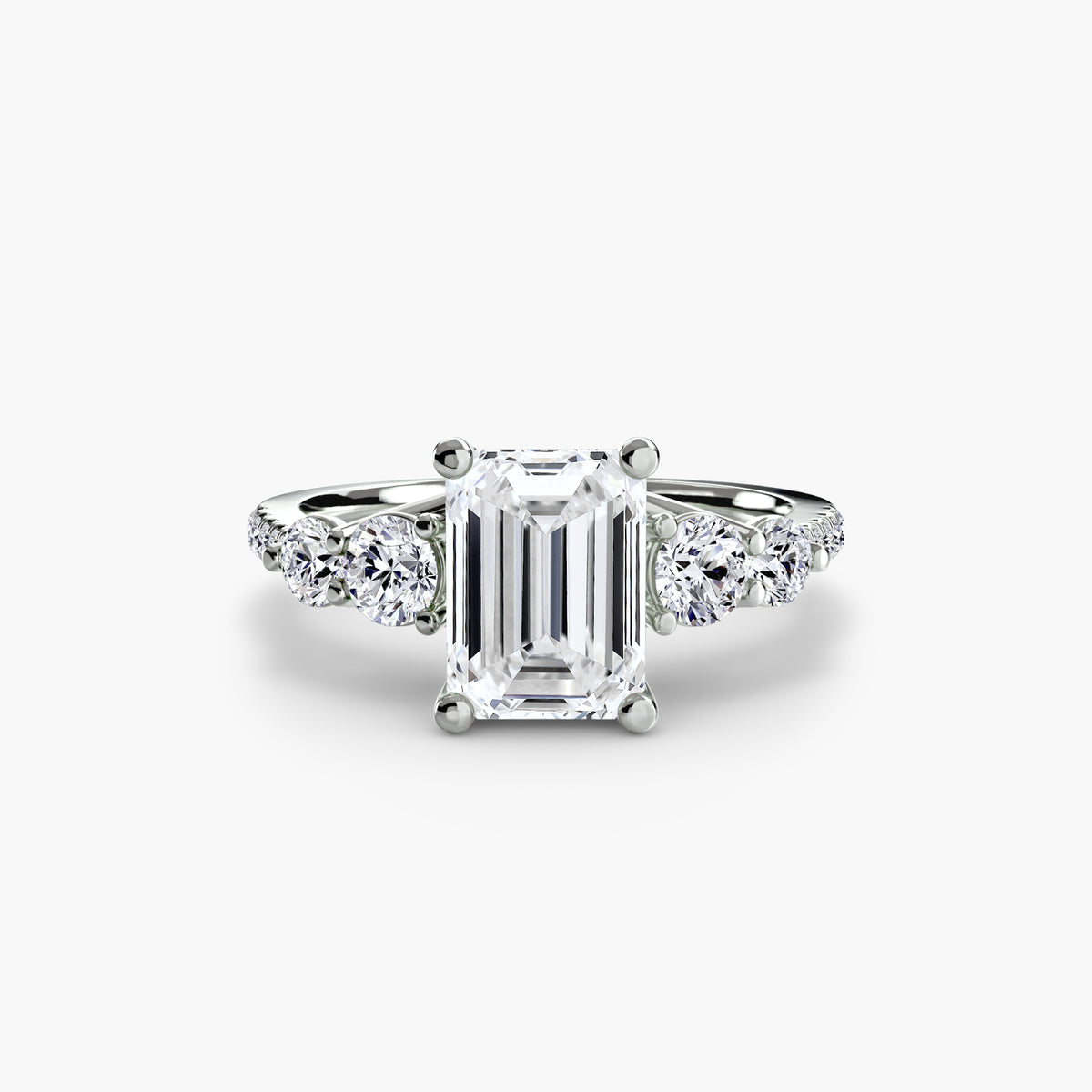 Anello con Cinque Pietre e Fascia Pavé