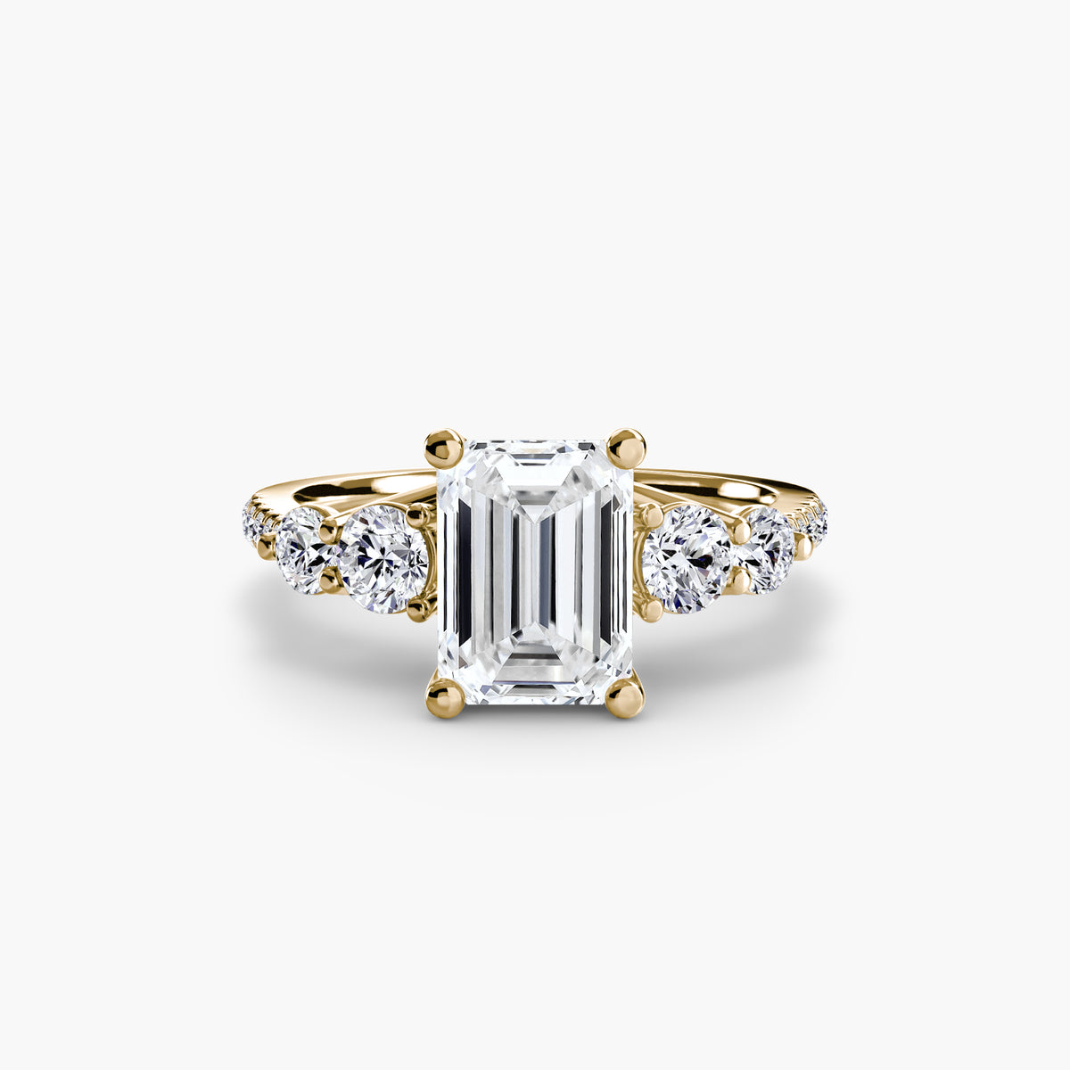 Anello con Cinque Pietre e Fascia Pavé