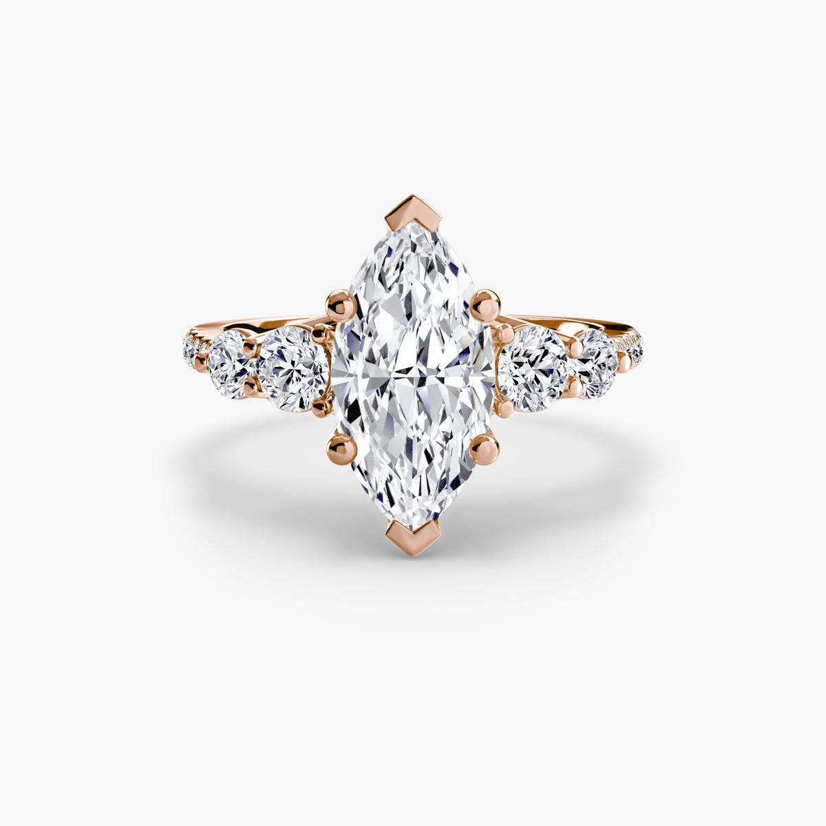 Anello con Cinque Pietre e Fascia Pavé