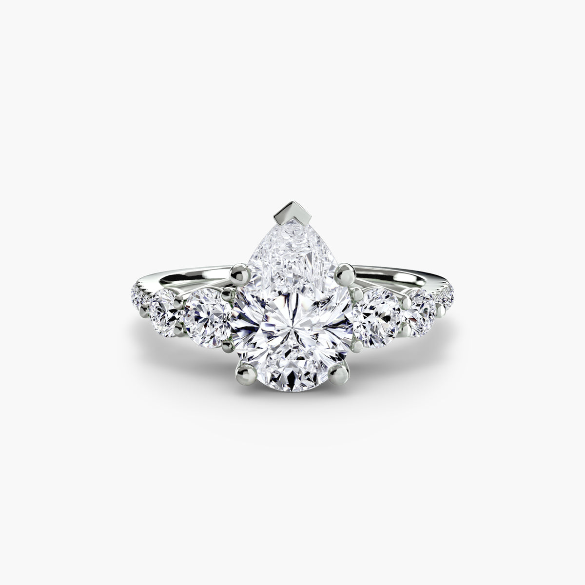 Anello con Cinque Pietre e Fascia Pavé