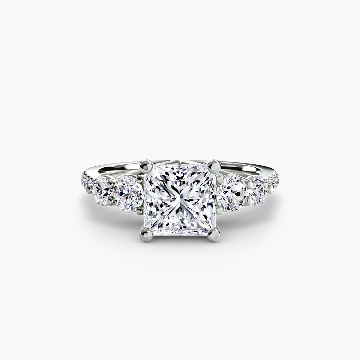Anello con Cinque Pietre e Fascia Pavé