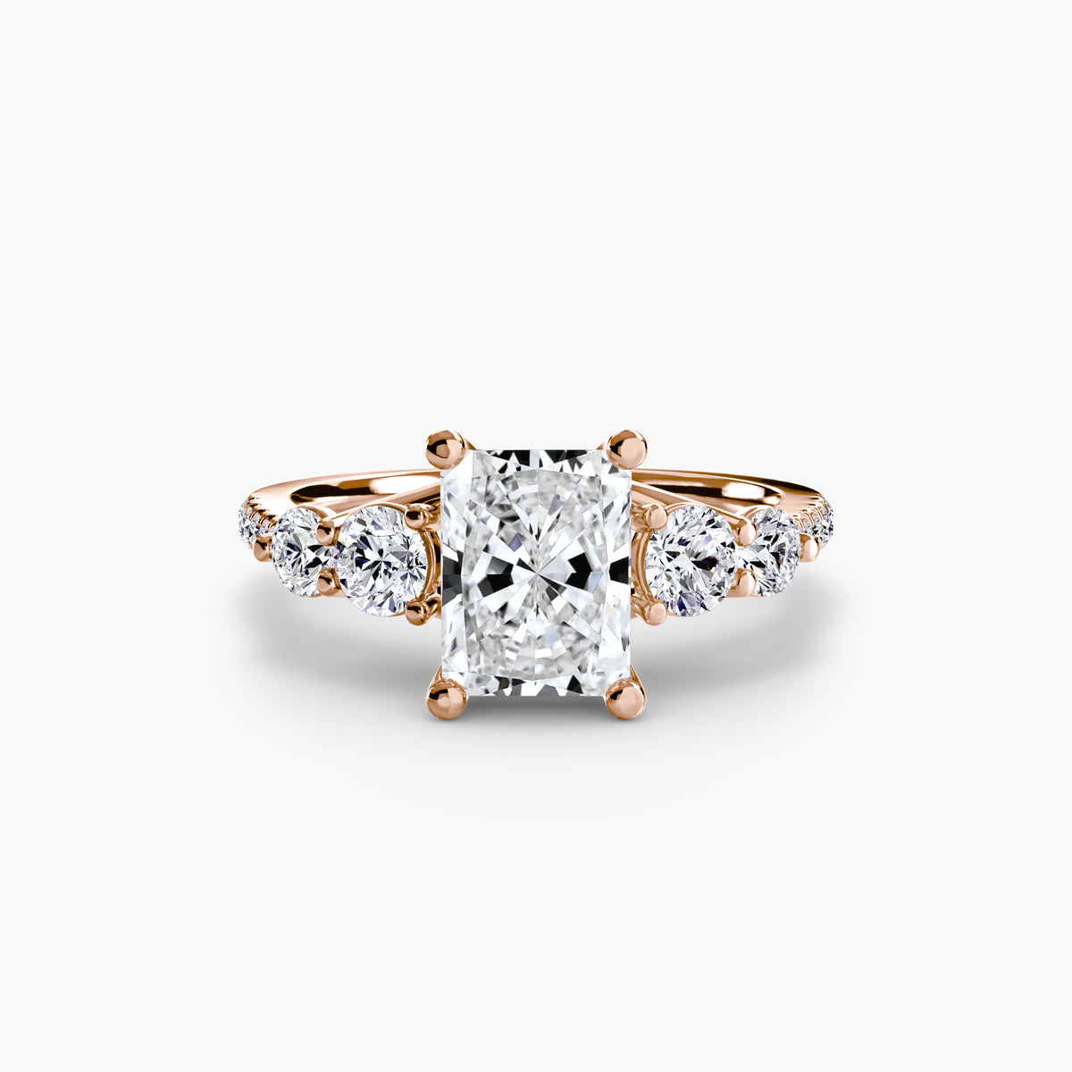 Anello con Cinque Pietre e Fascia Pavé