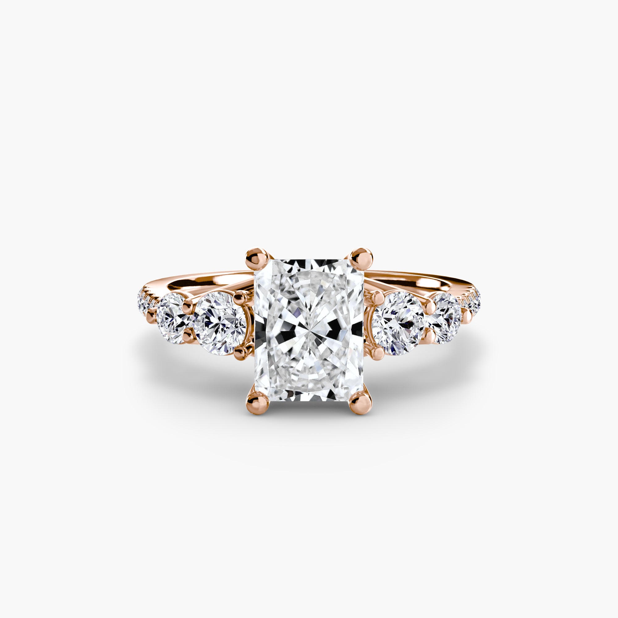 Anello con Cinque Pietre e Fascia Pavé