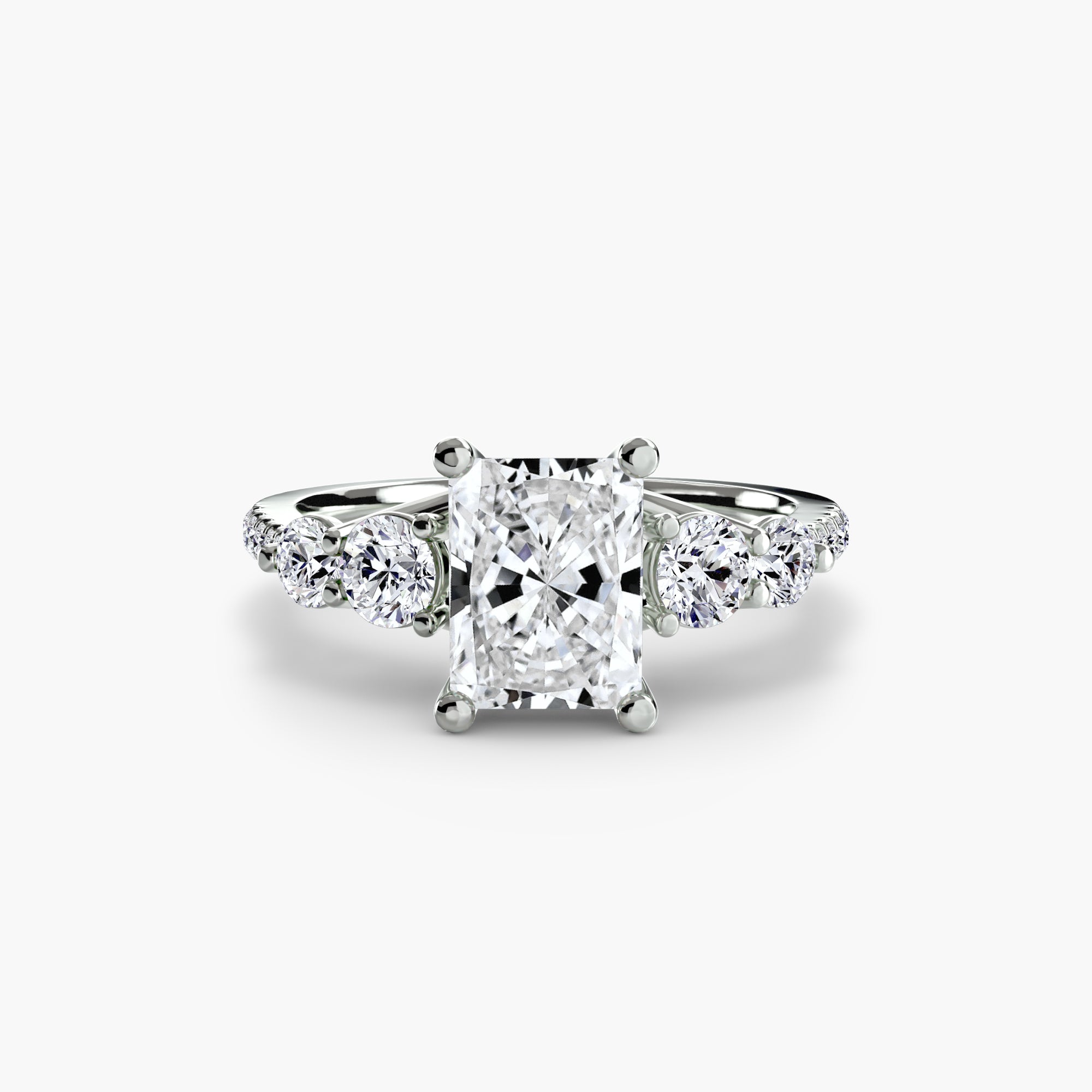Anello con Cinque Pietre e Fascia Pavé