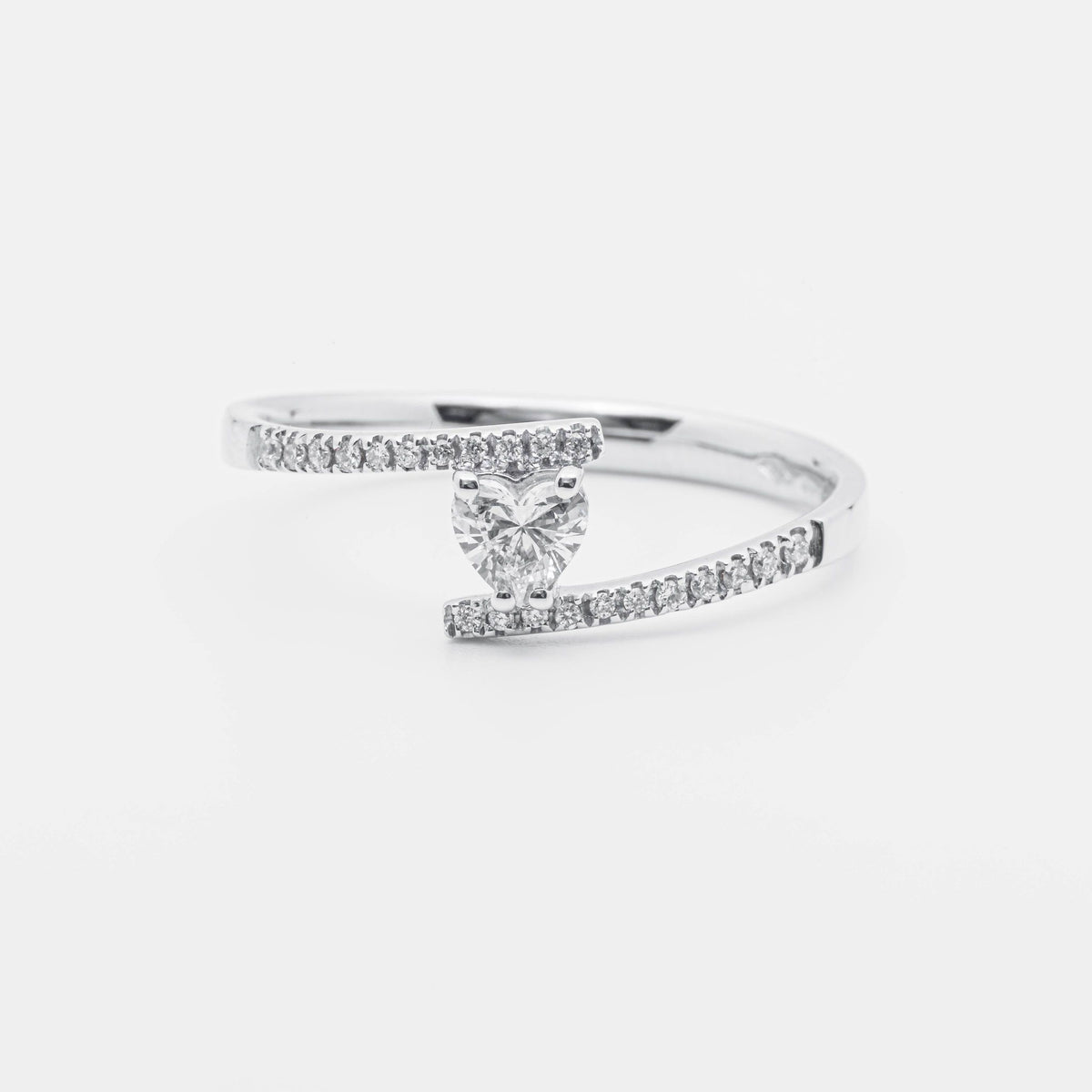 Anello con Diamanti taglio a Cuore in Oro 18KT