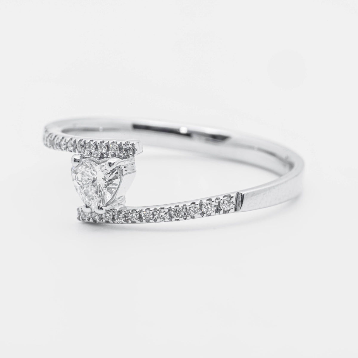 Anello con Diamanti taglio a Cuore in Oro 18KT
