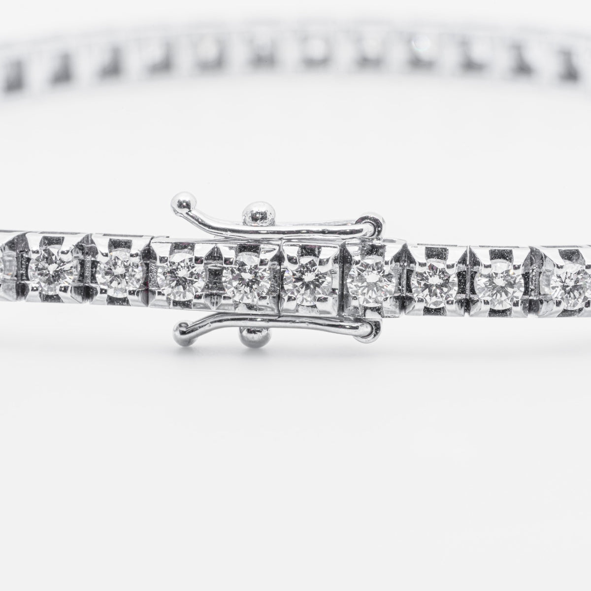 18kt white gold tennis bracelet with 3.22ct diamonds