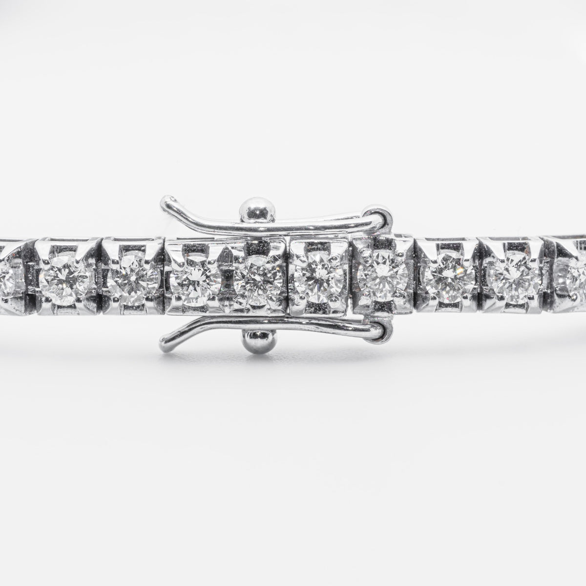 18kt white gold tennis bracelet with 3.03ct diamonds