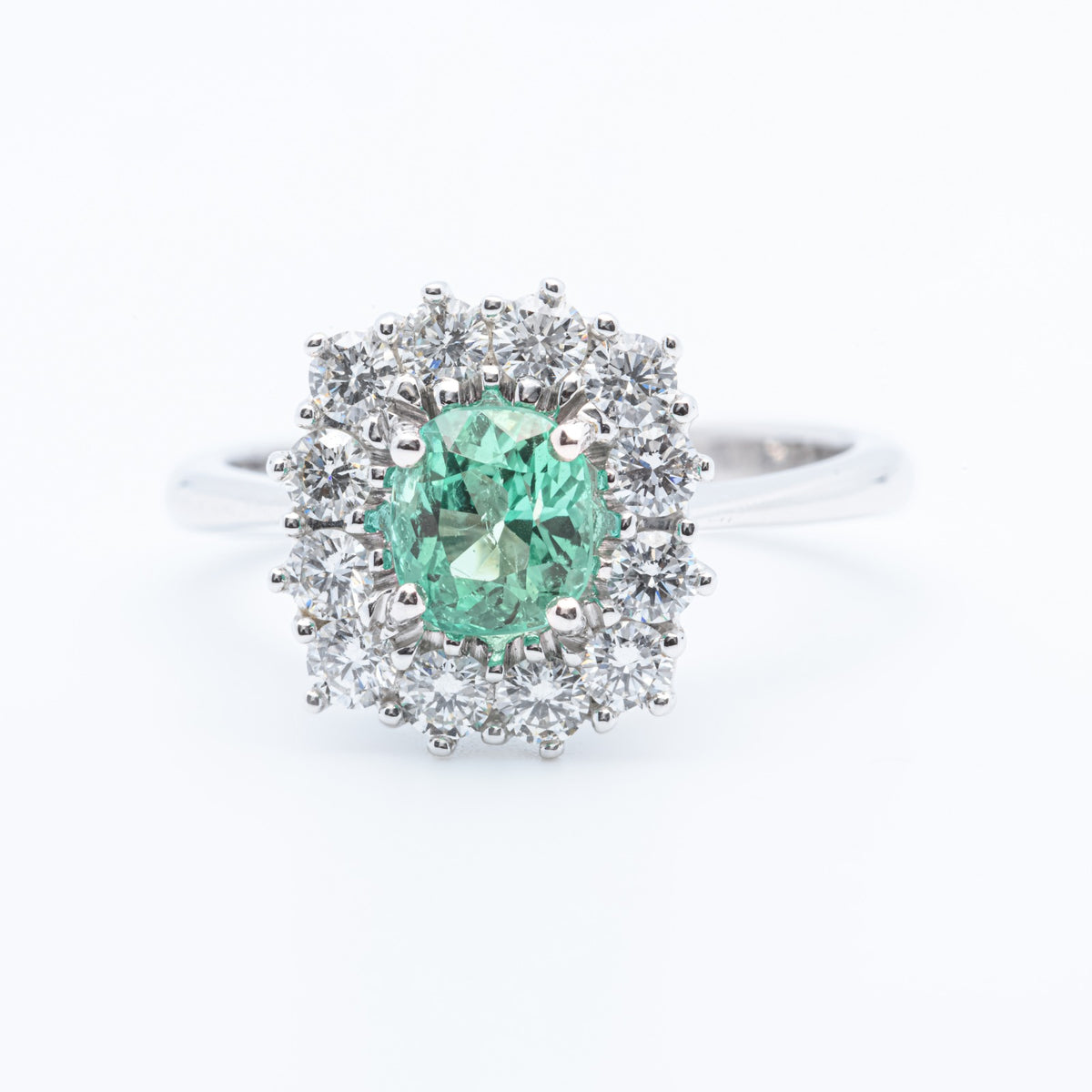 Anello in Oro Bianco 18KT  con Smeraldo da 0,88 kt e contorno con diamanti da 0,79kt