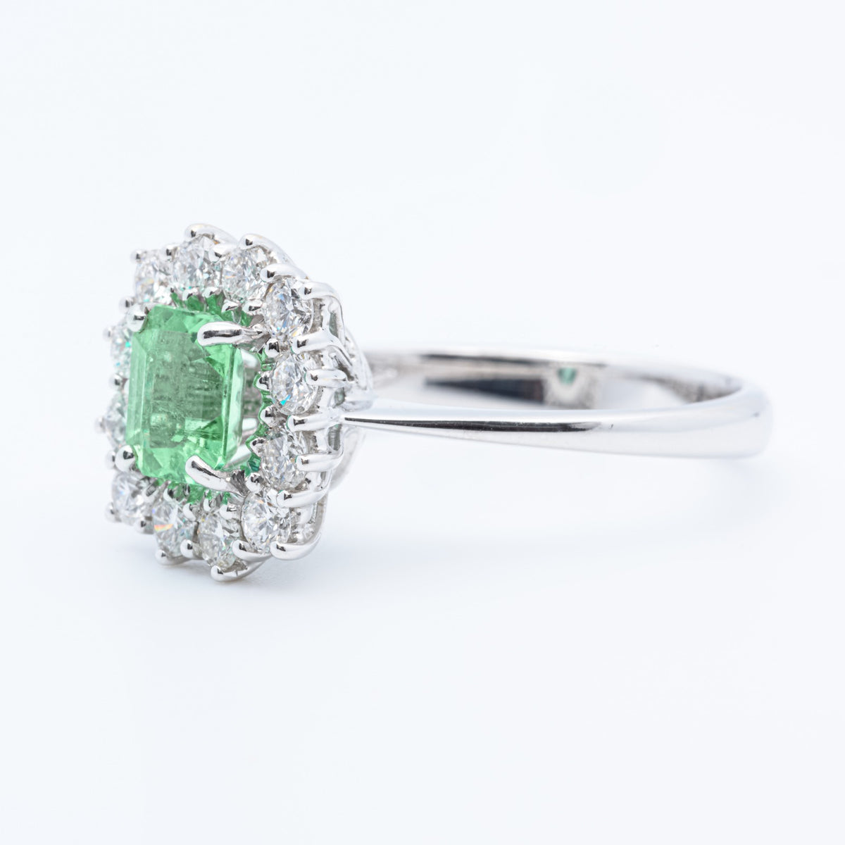 Anello in Oro Bianco 18KT con Smeraldo da 0,95kt e contorno in Diamanti